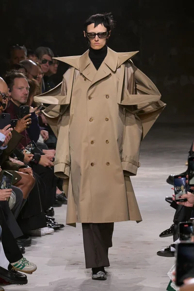Look 16